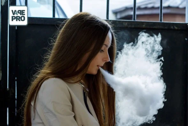 Phụ nữ trẻ vượt mặt nam giới về hút thuốc lá điện tử