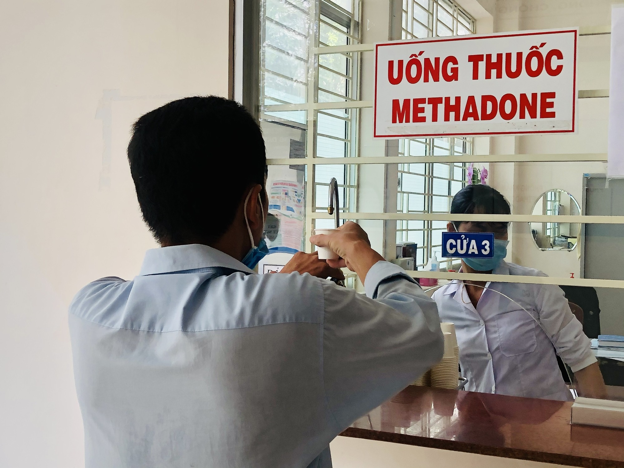 Bệnh nhân đi uống Methadon hàng ngày tại trung tâm y tế.